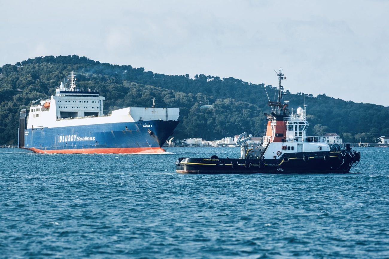 Le remorqueur Chambon Mistral escorte un navire roulier en rade de Toulon