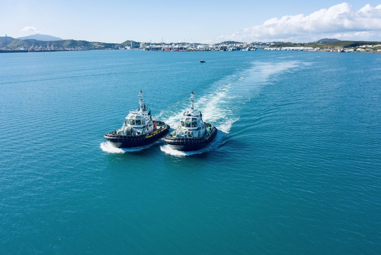 Deux remorqueurs SORA SORECAL en manœuvre dans la baie de Nouméa, Nouvelle-Calédonie